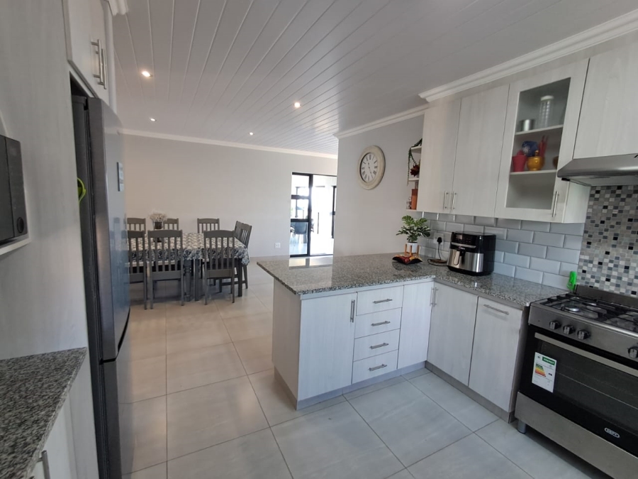 3 Bedroom Property for Sale in Avonddans Western Cape